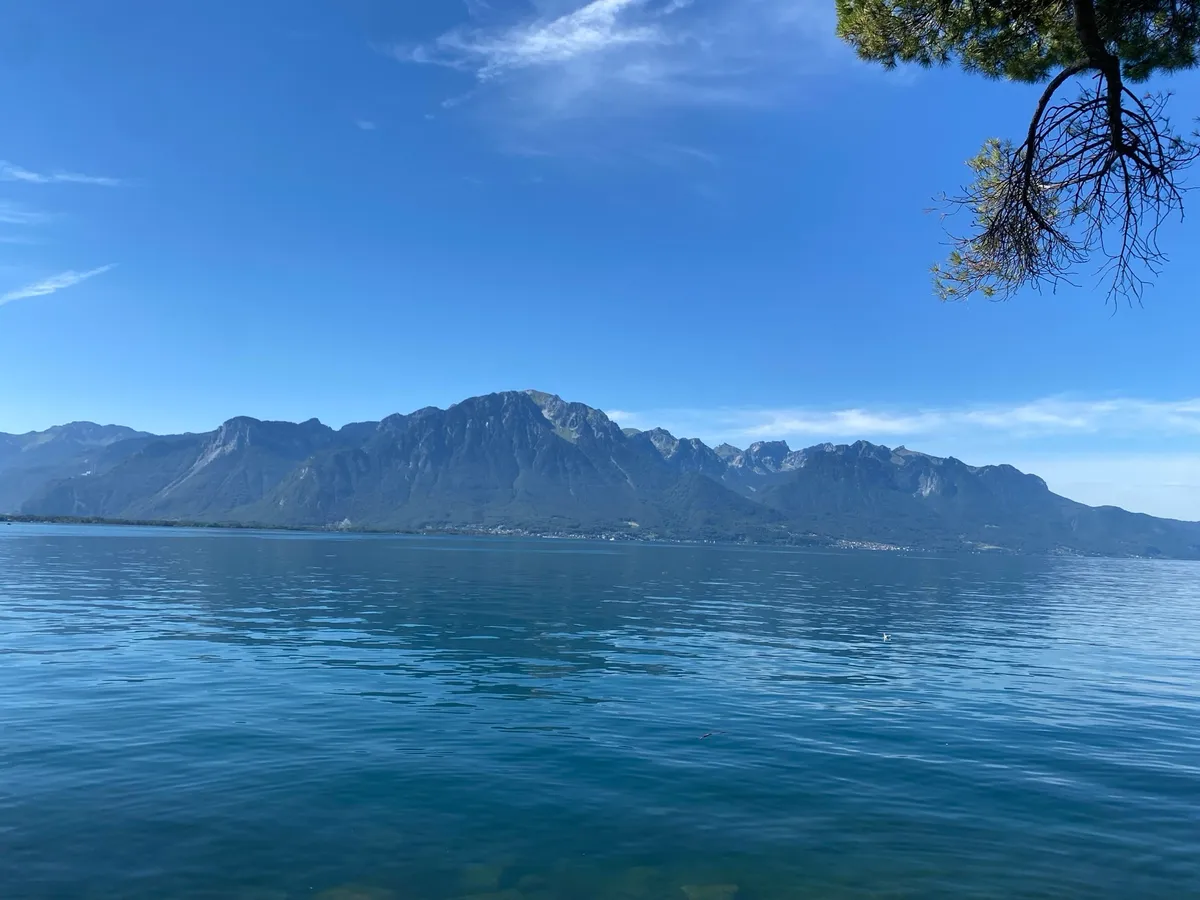 Le lac Léman avec les montagnes de l'autre côté de l'eau