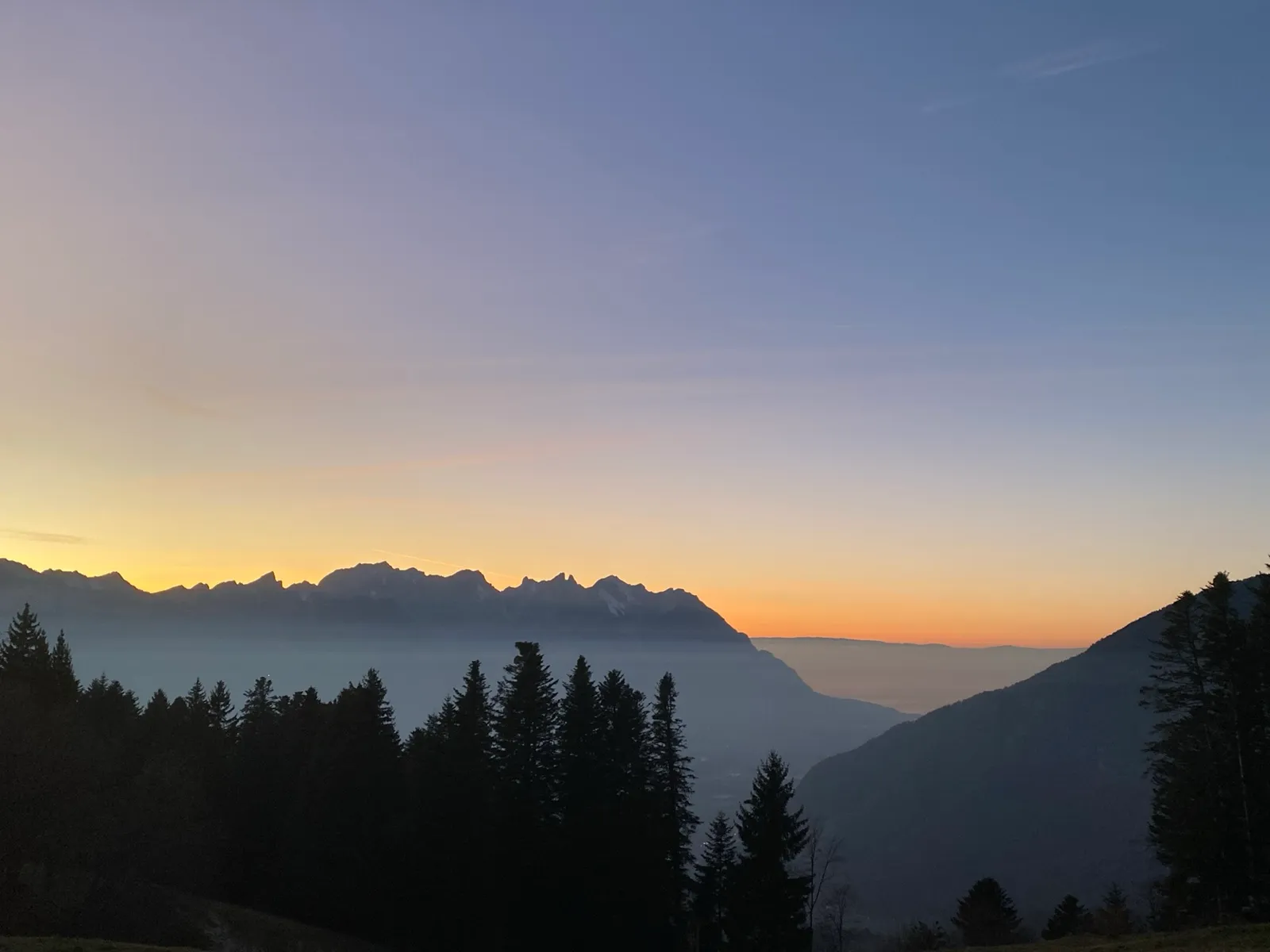 Una valle alpina dorata che cattura la prima luce